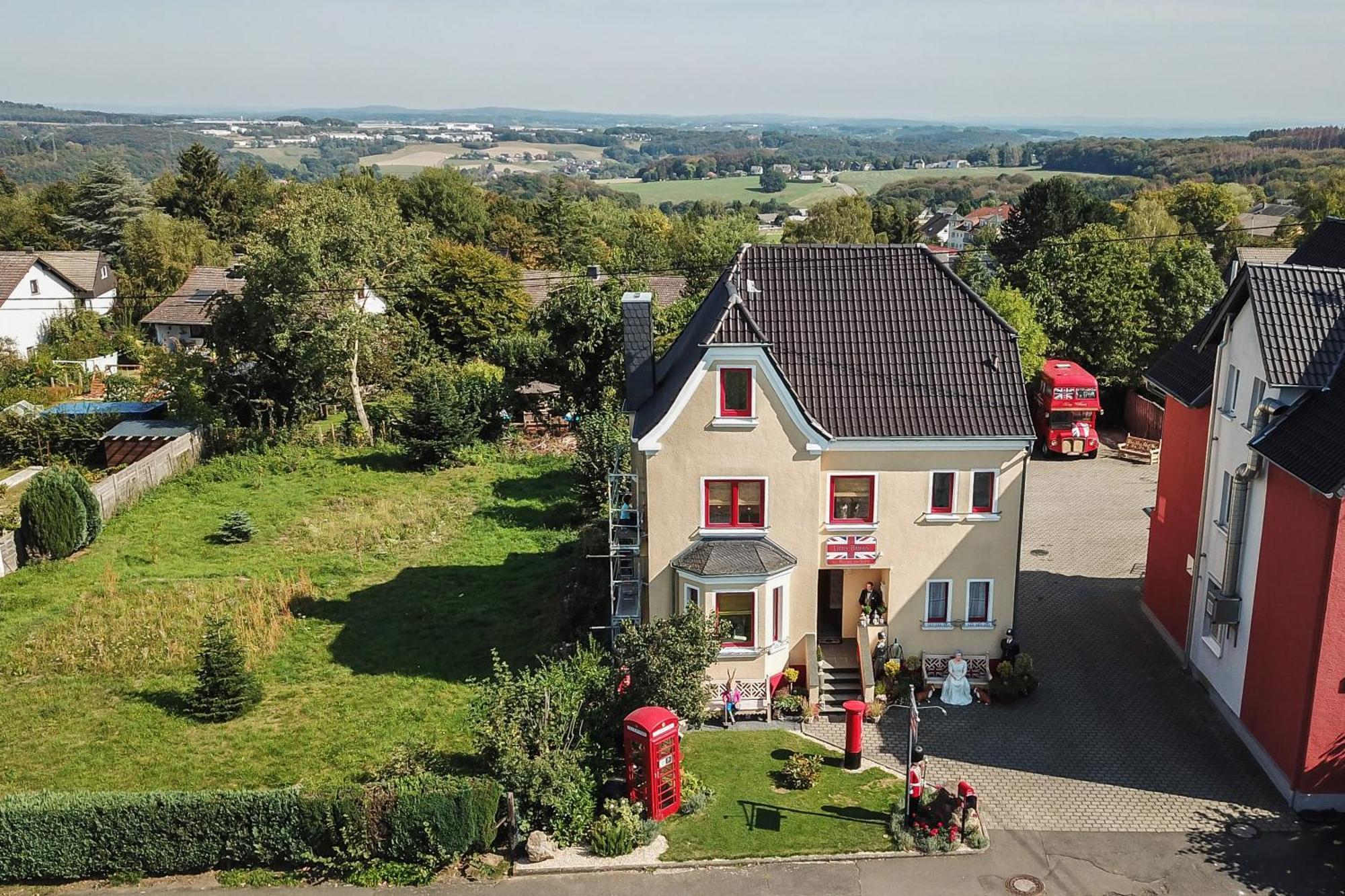 The Little Britain Inn Themed Hotel One Of A Kind In Europe Vettelschoß Dış mekan fotoğraf